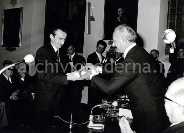 Premio Rustichello da Pisa: cerimonia di premiazione - Antonio Cederna riceve il premio (giugno 1967)