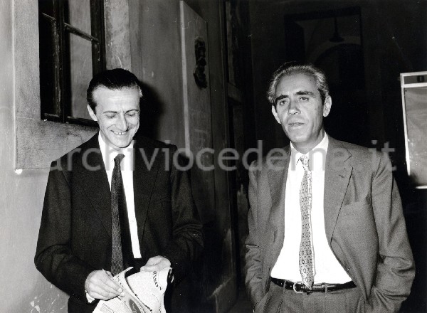 Premio Rustichello da Pisa: cerimonia di premiazione - Antonio Cederna in compagnia di una personalit� intervenuta (giugno 1967)