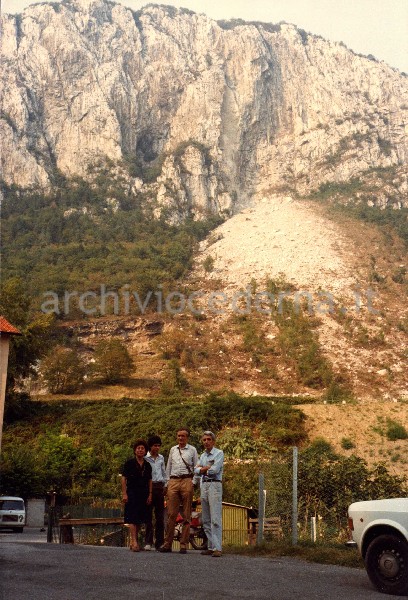 "Lecco 6 settembre '83. La frana". Antonio Cederna in compagnia di tre persone; sullo sfondo la frana.