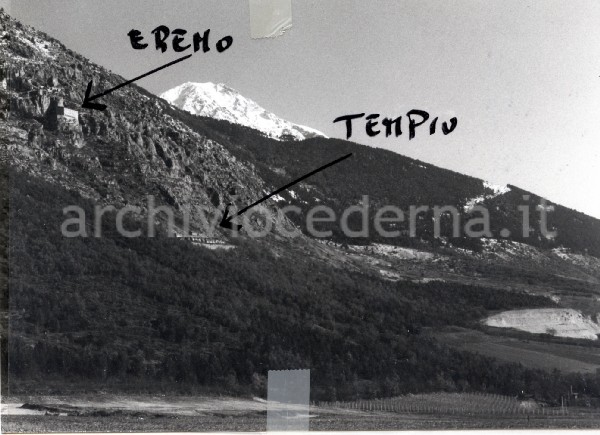 Localit� Fonte d'Amore (Sulmona): "una veduta panoramica della zona archeologica. Al di sopra di una cava si vedono il tempio di Ercole Curino e l'eremo di Celestino V�."