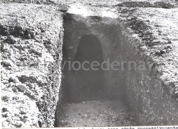 Localit� Fonte d'Amore (Sulmona): "le tombe scavate dalla soprintendenza sono state successivamente distrutte. Questa � una delle pochissime che si sono fortunatamente salvate ."