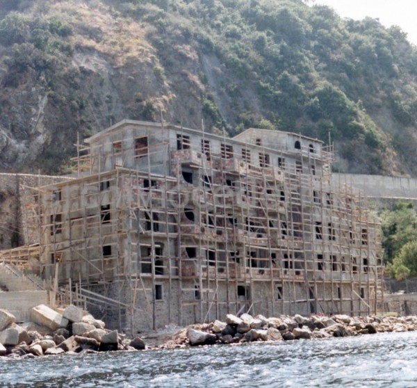 Scilla (Reggio Calabria), edificio abusivo