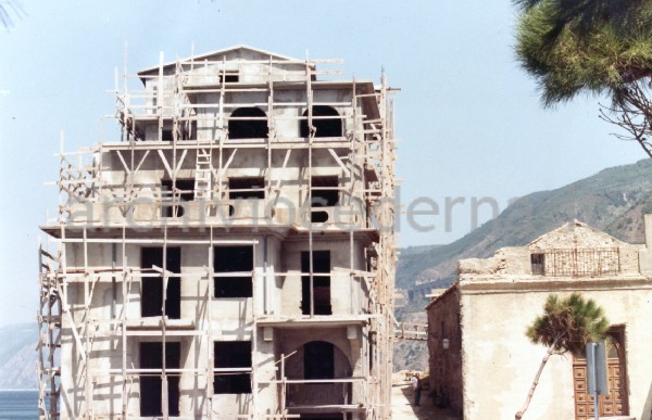 Scilla (Reggio Calabria), edificio abusivo
