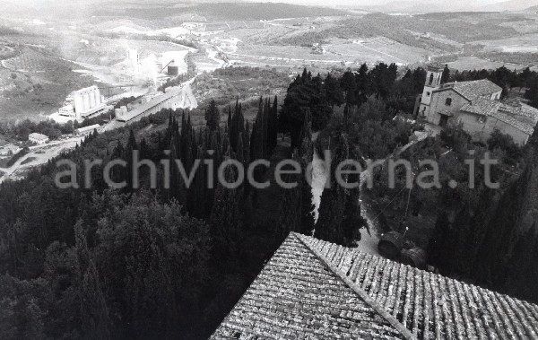 Greve (FI), zona del Chianti: castello di Vecchiomaggio e la chiesa, sullo sfondo una cementeria