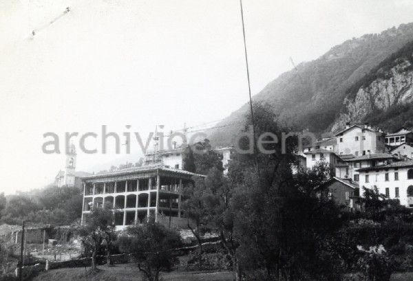 Bonzanigo (CO): costruzioni sul lago di Como