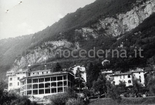 Bonzanigo (CO): costruzioni sul lago di Como