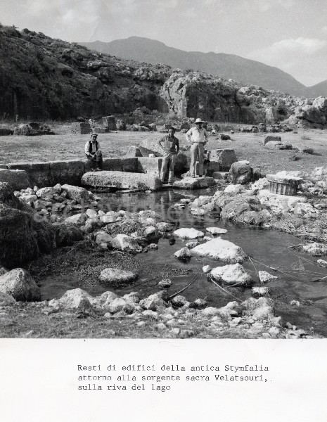 Grecia, Corinto: "Resti di edifici dell'antica Stymfalia attorno alla sorgente sacra Velat Souri, sulla riva del lago."