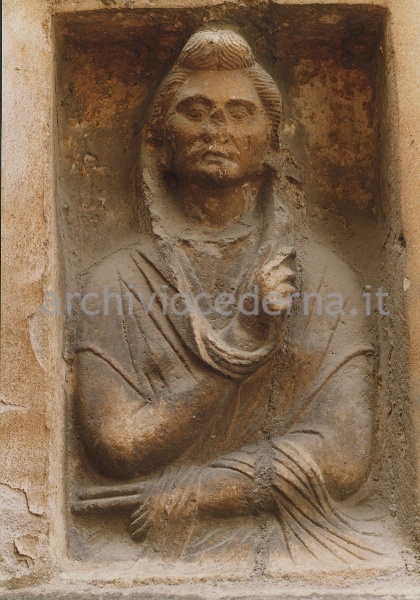 Bassorilievo funerario con busto femminile velato