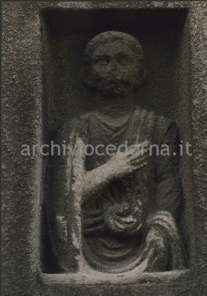 Bassolrilievo funerario con busto panneggiato
