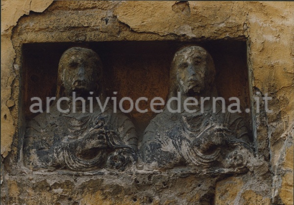 Bassolrilievo funerario con due busti velati