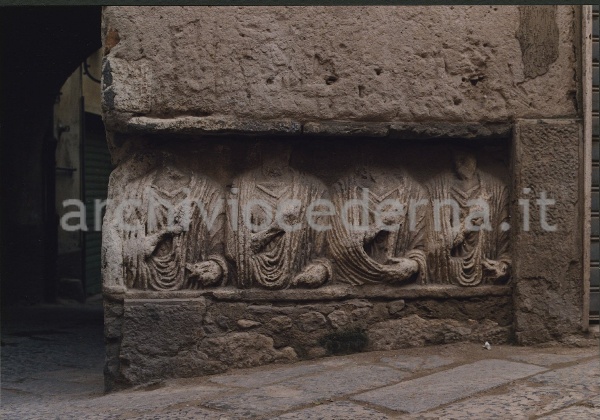 Bassolrilievo funerario con quattro busti panneggiati