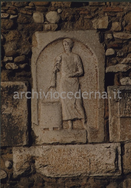 Bassorilievo con figura stante con ara portatile