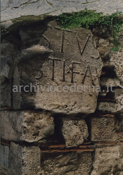 Iscrizione romana su blocco di marmo