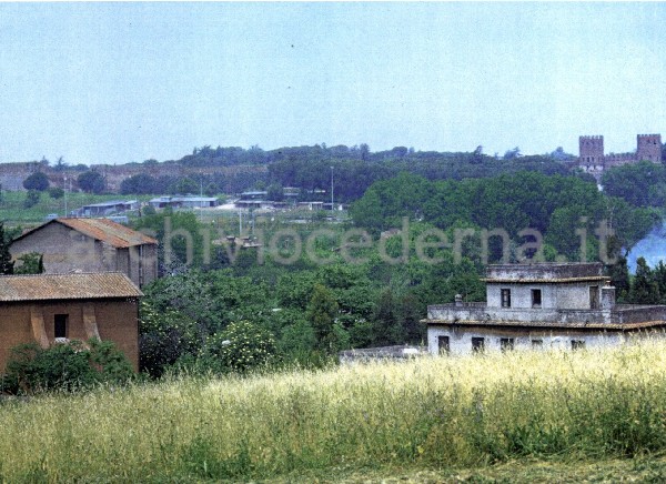 Baraccopoli a Porta San Sebastiano vista dall'area delle Catacombe di San Callisto