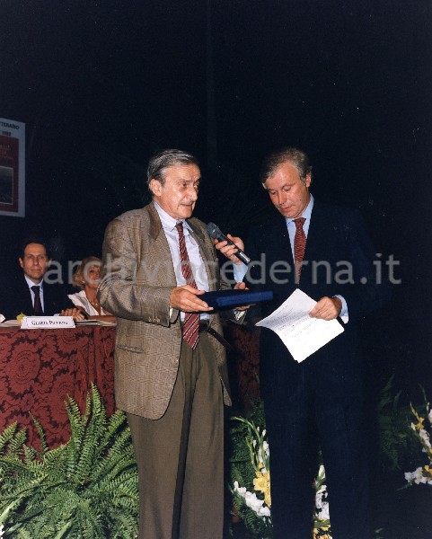 Premio letterario Tevere: Antonio Cederna riceve il Premio Speciale dal giornalista Claudio Angelini