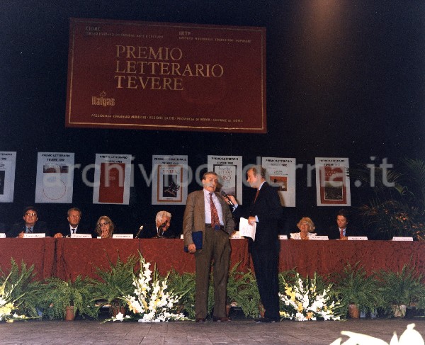 Premio letterario Tevere: Antoni Cederna , davanti al tavolo della giuria, intervistato dal giornalista Claudio Angelini