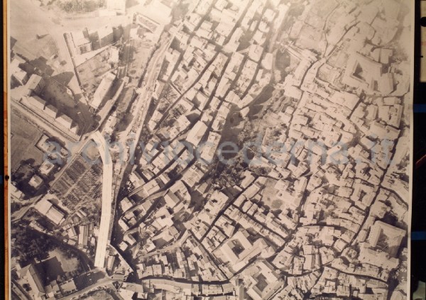 "9) Planimetria aerea dello stato attuale con il tracciato in progetto (zona S. Pietro) da cui risulta chiaramente l'impatto traumatico che essa provoca nonch� l'assenza di sbocco delle strade"