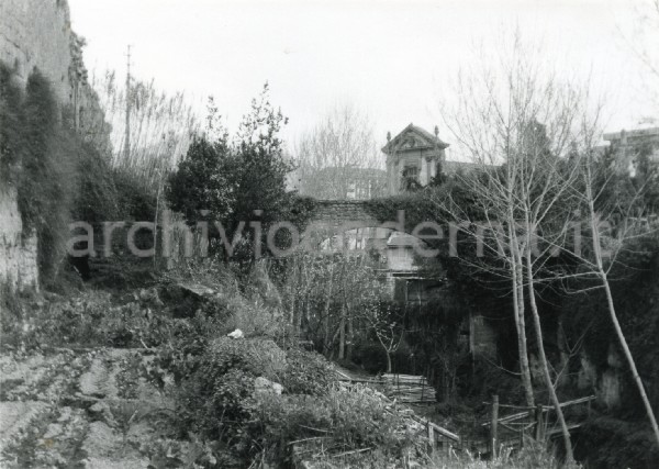 "10) Acquedotto della fonte di Capone (XIII sec.) che dovrebbe essere eliminato per lasciar passare la strada"