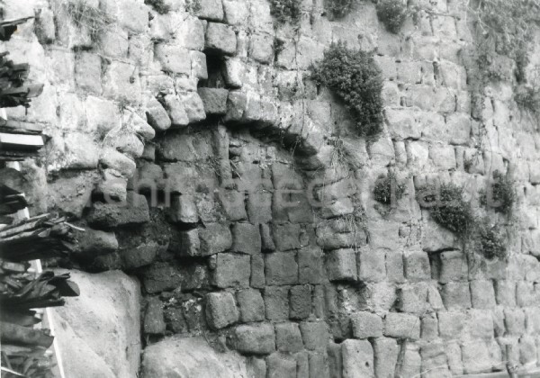 "13) Porta Fiorita, una antica porta della citt�, oggi chiusa, che verrebbe danneggiata dalle gettate di cemento della strada"