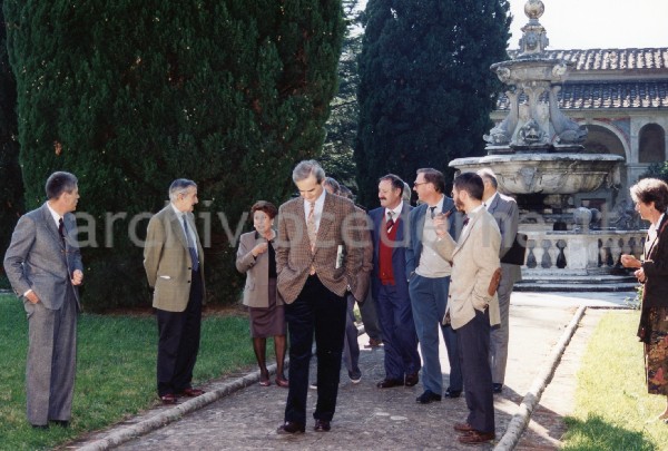 Museo di storia Naturale di Pisa: "Incontro nazionale di presentazione di questo Museo" (22 ottobre 1994). Cederna e altri all'esterno dell'edificio