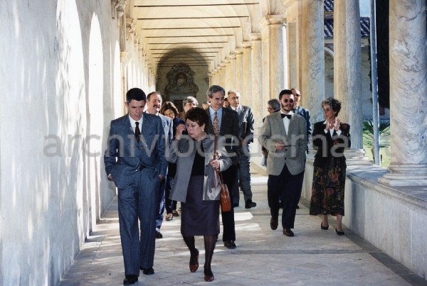 Museo di storia Naturale di Pisa: "Incontro nazionale di presentazione di questo Museo" (22 ottobre 1994). Cederna e altri all'esterno dell'edificio