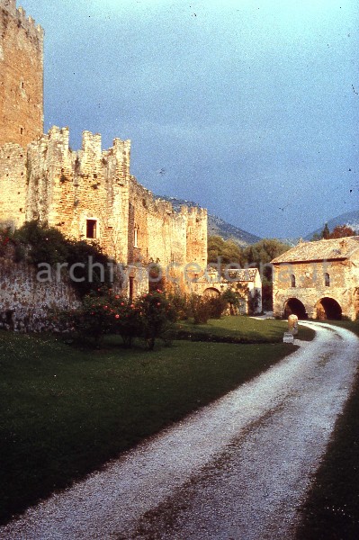 "Il Giardino di Ninfa. Viale d'ingresso con Castello e Municipio"