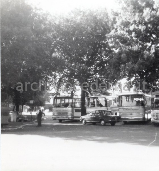 Roma, Parco archeologico del Colle Oppio: i pullman che stazionano nel giardino ormai dall'anno Santo (1975)
