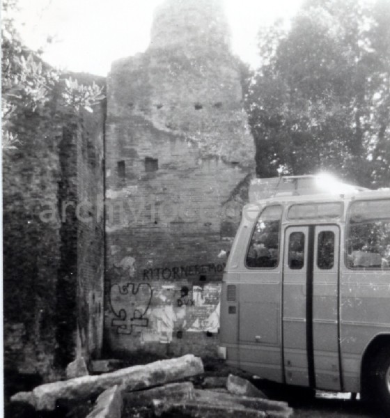 Roma, Parco archeologico del Colle Oppio: i pullman che stazionano nel giardino ormai dall'anno Santo (1975)