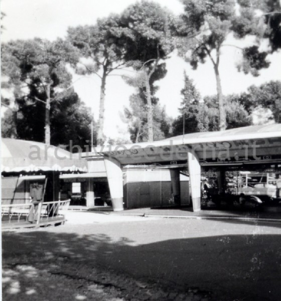 Roma, Parco archeologico del Colle Oppio: i grandi ruderi, resti delle terme di Traiano, in mezzo ai quali � installato un Luna park