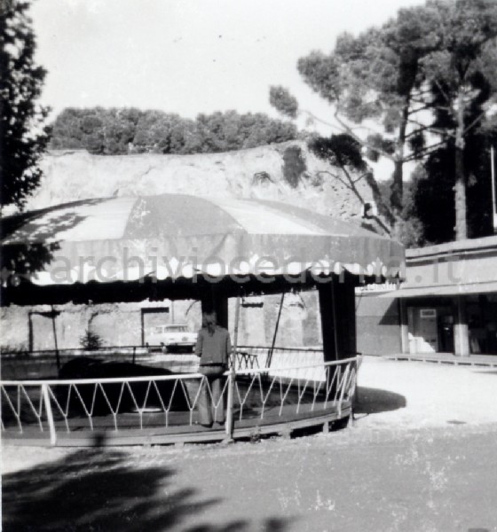Roma, Parco archeologico del Colle Oppio: i grandi ruderi, resti delle terme di Traiano, in mezzo ai quali � installato un Luna park