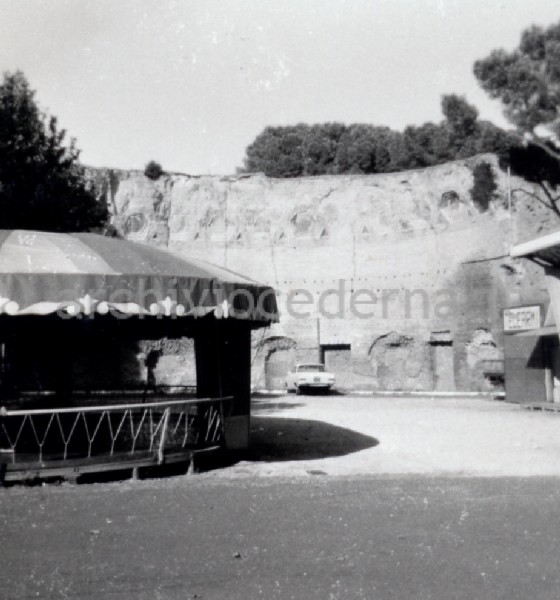 Roma, Parco archeologico del Colle Oppio: i grandi ruderi, resti delle terme di Traiano, in mezzo ai quali � installato un Luna park