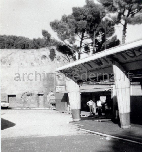 Roma, Parco archeologico del Colle Oppio: i grandi ruderi, resti delle terme di Traiano, in mezzo ai quali � installato un Luna park