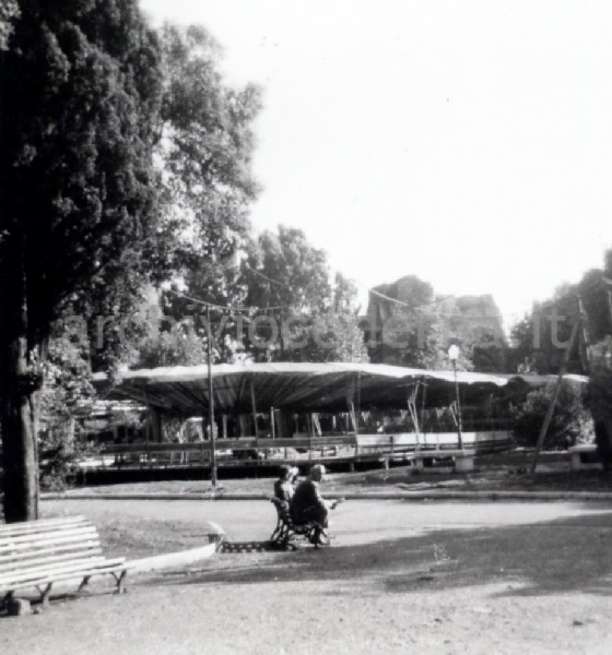 Roma, Parco archeologico del Colle Oppio: i grandi ruderi, resti delle terme di Traiano, in mezzo ai quali � installato un Luna park