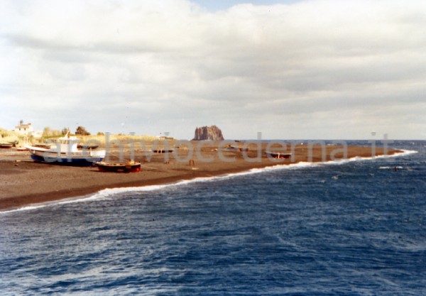 "La spiaggia di Stromboli e lo Strombolicchio"