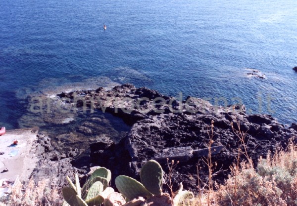 "Trasparenza del mare sulla scogliera in localit� Secche di Lazzaro a Ginostra - Stromboli"