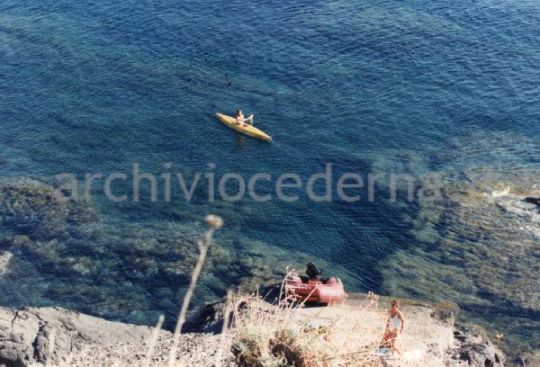 "Il gommone della Lega per l'Ambiente approda a secche di Lazzaro" (Stromboli, ME)