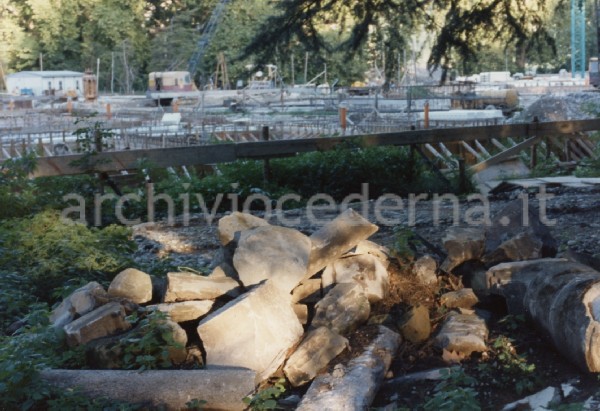 Villa Visconti, Cernobbio (CO): "6 settembre 1987 pezzi di colonna con il cantiere sullo sfondo"