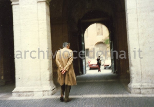 Antonio Cederna di spalle entra nel cortile di un palazzo (a Roma?).
18 aprile 1987