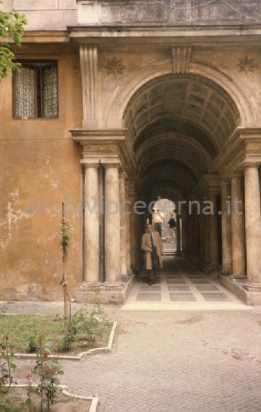 Antonio Cederna nel cortile di un palazzo (a Roma?). 18 aprile 1987