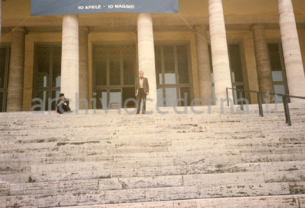 Antonio Cederna sulla scalinata della sede dell'Archivio centrale dello Stato a Roma