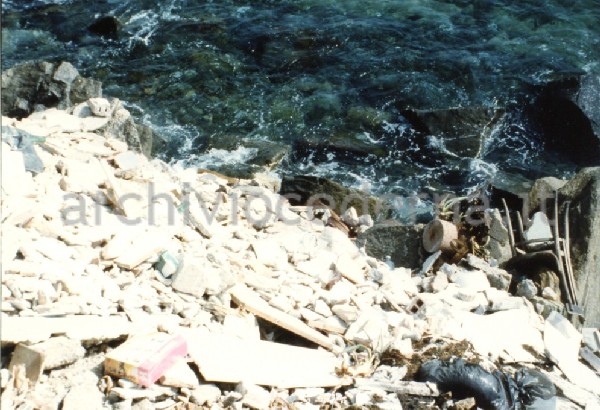 Pizzo Calabro (CZ): "il terrapieno a difesa della rupe di Pizzo, una discarica a mare che continuamente sprofonda"