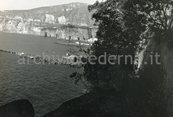 Costiera sorrentina (NA): Porto di Marina di Cassano, la calata greco-romana nel costone tufaceo