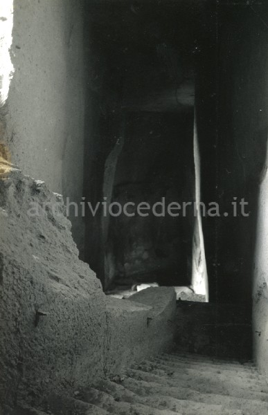 Costiera sorrentina (NA): Porto di Marina di Cassano, interno della calata greco-romana nel costone tufaceo
