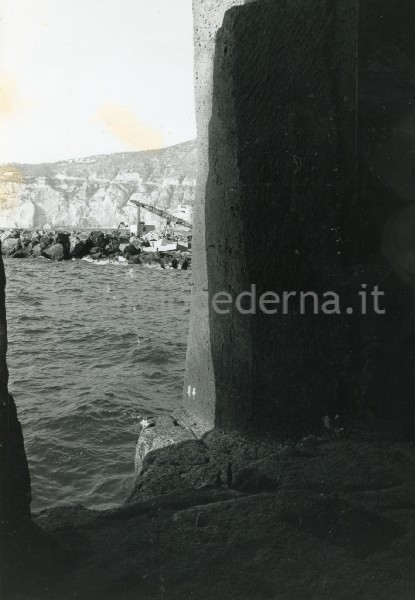 Costiera sorrentina (NA): Porto di Marina di Cassano, interno della calata greco-romana nel costone tufaceo