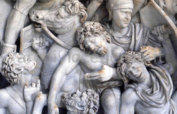 "Sarcofago colossale con scena di battaglia tra Romani e Barbari"