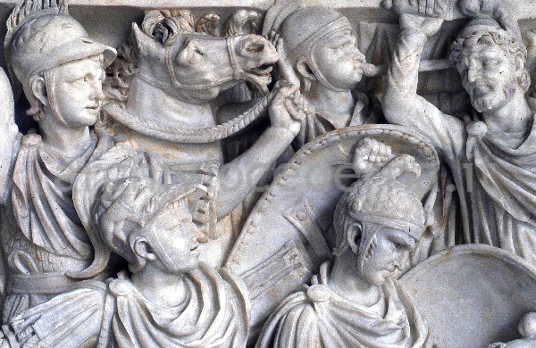 "Sarcofago colossale con scena di battaglia tra Romani e Barbari"