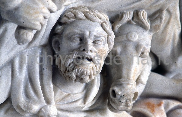 "Sarcofago colossale con scena di battaglia tra Romani e Barbari"