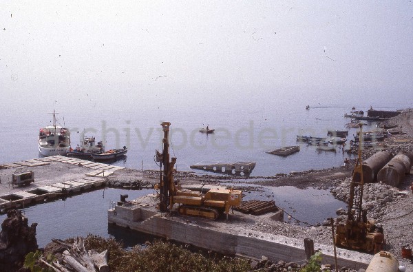 Alicudi (ME): il porto marittimo durante la sua costruzione
