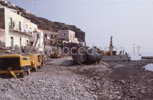 Alicudi (ME): il porto marittimo durante la sua costruzione