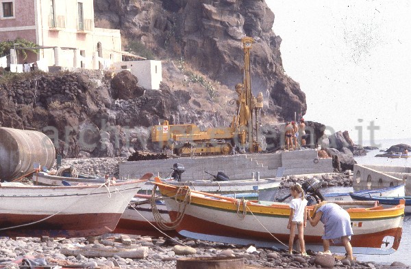 Alicudi (ME): il porto marittimo durante la sua costruzione